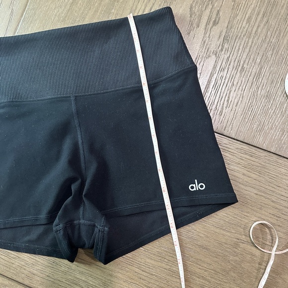 ALO Yoga Black Shorts Size Medium - Picture 8 of 9